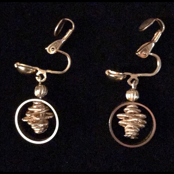 🛍 Vintage Clip On Gold Pinecone Earrings EUCw/bag - Picture 1 of 6